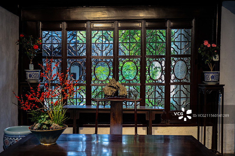 苏州古典园林留园江南第一厅堂五峰仙馆楠木厅陈列图片素材