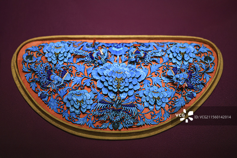 清代点翠凤吹牡丹纹头面图片素材