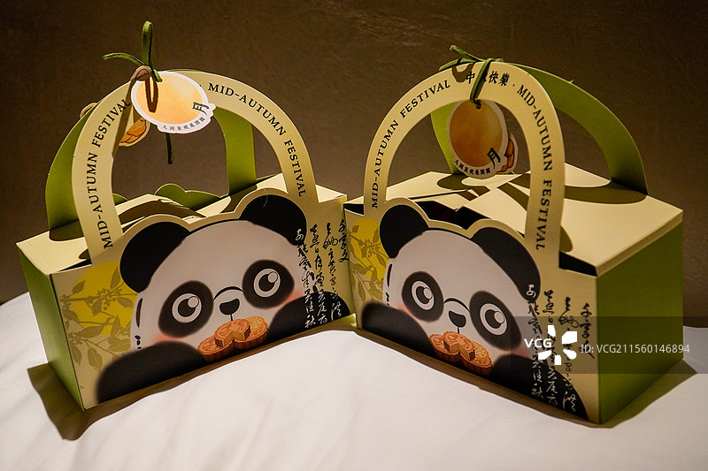 桌上的熊猫纸袋特写镜头图片素材