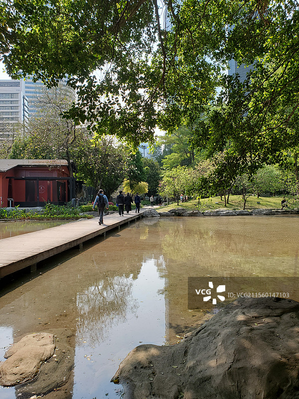 广州花城广场，现代化城市公园图片素材