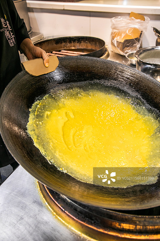 武汉美食武汉特产武汉豆皮三鲜豆皮米饭早饭鸡蛋煎豆皮武汉过早早餐米糊大米蛋液糯米糯米饭烟火味图片素材