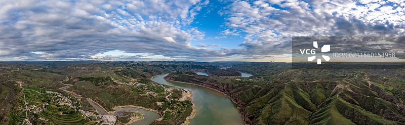 航拍内蒙古呼和浩特老牛湾黄河大峡谷蓝天白云全景图片素材
