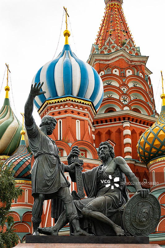 莫斯科红场，圣瓦西里大教堂前的雕塑图片素材