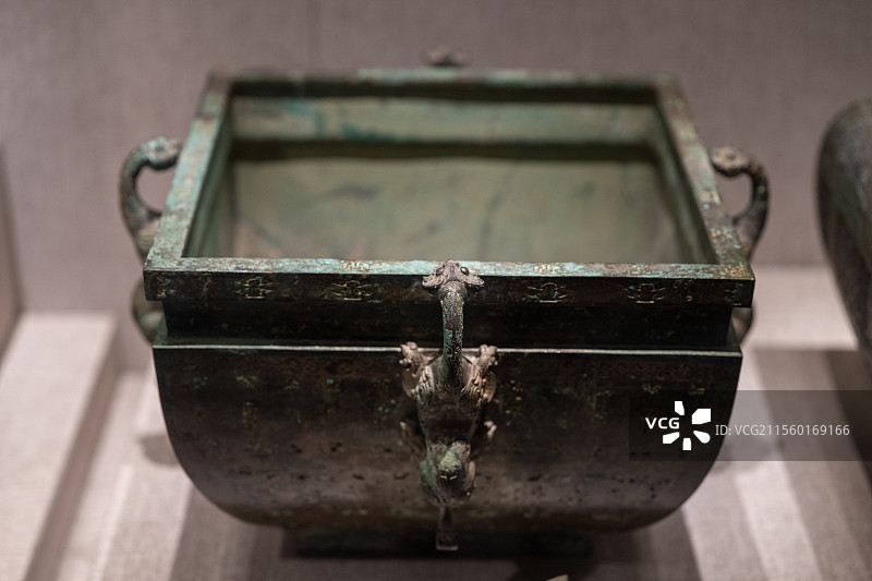 河南博物院-三门峡市上村岭出土-战国-错金嵌松石兽耳铜方鉴图片素材