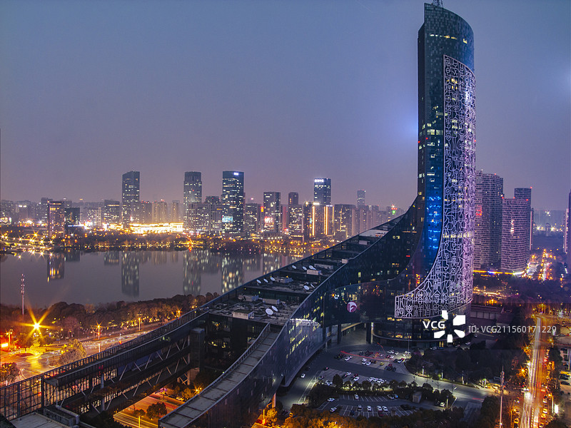 夜幕下的广电大厦图片素材