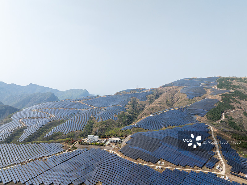 河南 驻马店 遂平县 大歪尖山 山顶 光伏发电场 能源 太阳能发电 绿色能源 风景区 青山绿水 春天图片素材