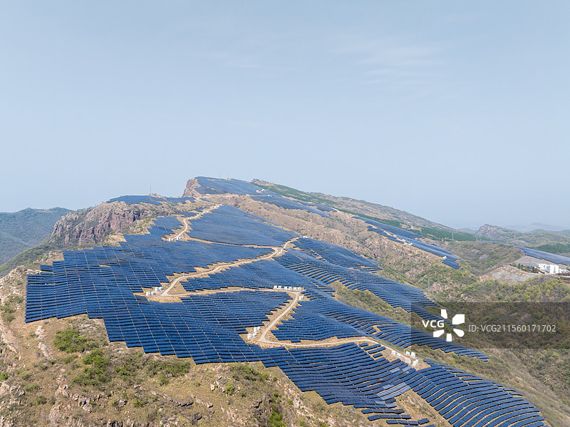 河南 驻马店 遂平县 大歪尖山 山顶 光伏发电场 能源 太阳能发电 绿色能源 风景区 青山绿水 春天图片素材