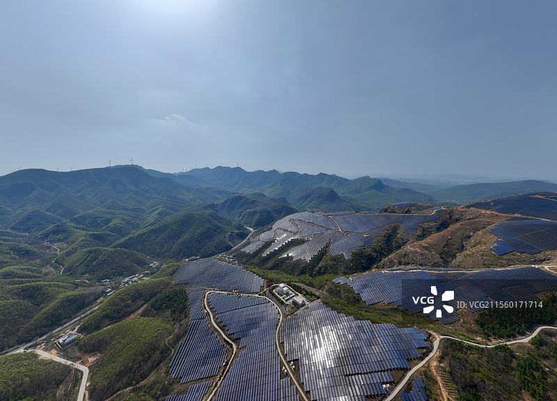 河南 驻马店 遂平县 大歪尖山 山顶 光伏发电场 能源 太阳能发电 绿色能源 风景区 青山绿水 春天图片素材