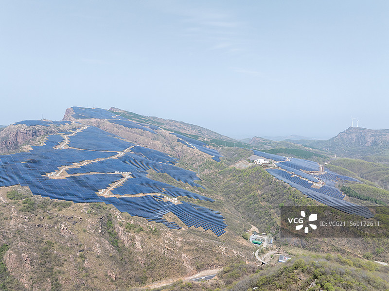 河南 驻马店 遂平县 大歪尖山 山顶 光伏发电场 能源 太阳能发电 绿色能源 风景区 青山绿水 春天图片素材