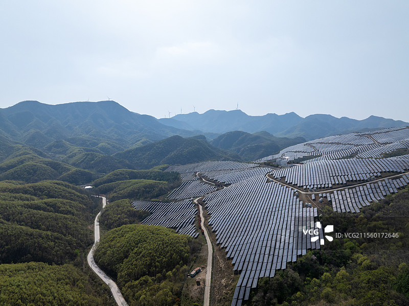 河南 驻马店 遂平县 大歪尖山 山顶 光伏发电场 能源 太阳能发电 绿色能源 风景区 青山绿水 春天图片素材
