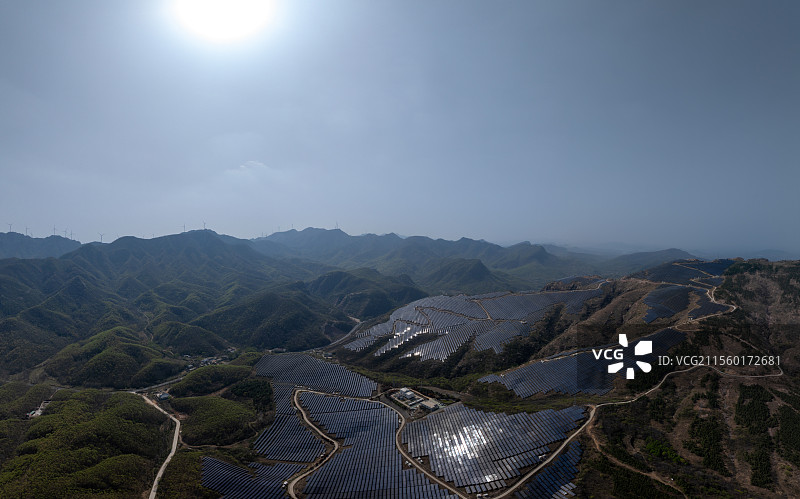 河南 驻马店 遂平县 大歪尖山 山顶 光伏发电场 能源 太阳能发电 绿色能源 风景区 青山绿水 春天图片素材