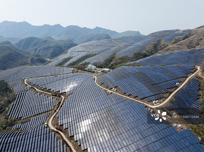 河南 驻马店 遂平县 大歪尖山 山顶 光伏发电场 能源 太阳能发电 绿色能源 风景区 青山绿水 春天图片素材