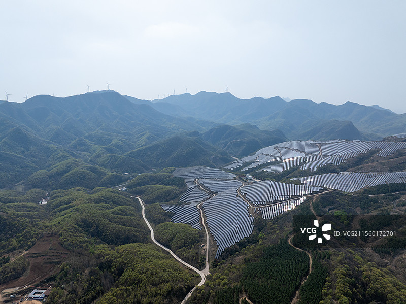 河南 驻马店 遂平县 大歪尖山 山顶 光伏发电场 能源 太阳能发电 绿色能源 风景区 青山绿水 春天图片素材
