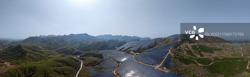 河南 驻马店 遂平县 大歪尖山 山顶 光伏发电场 能源 太阳能发电 绿色能源 风景区 青山绿水 春天图片素材