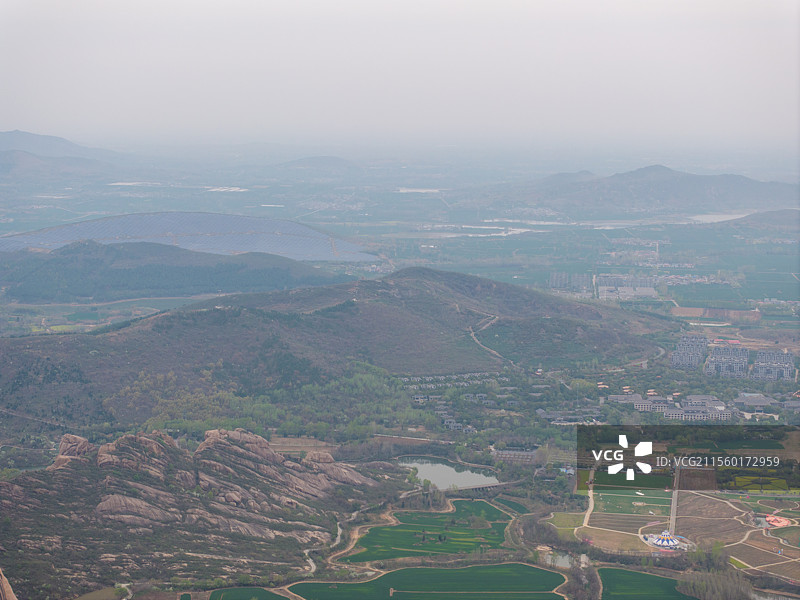 河南 驻马店 遂平县 大歪尖山 山顶 光伏发电场 能源 太阳能发电 绿色能源 风景区 青山绿水 春天图片素材