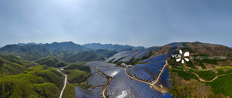 河南 驻马店 遂平县 大歪尖山 山顶 光伏发电场 能源 太阳能发电 绿色能源 风景区 青山绿水 春天图片素材