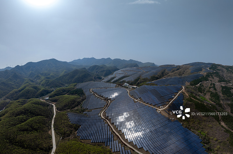河南 驻马店 遂平县 大歪尖山 山顶 光伏发电场 能源 太阳能发电 绿色能源 风景区 青山绿水 春天图片素材