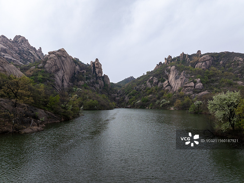 河南 驻马店 遂平县 嵖岈山 天磨湖 游船 花岗岩 巨石 风景区 青山绿水 春天图片素材