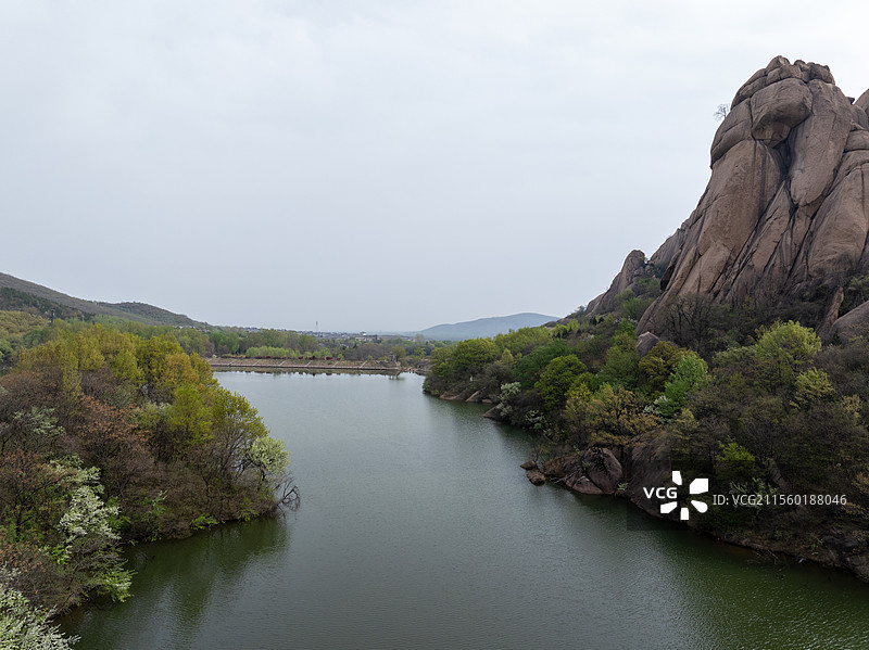河南 驻马店 遂平县 嵖岈山 天磨湖 游船 花岗岩 巨石 风景区 青山绿水 春天图片素材