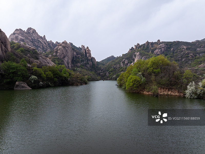 河南 驻马店 遂平县 嵖岈山 天磨湖 游船 花岗岩 巨石 风景区 青山绿水 春天图片素材
