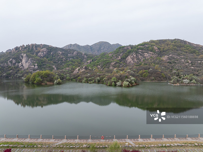 河南 驻马店 遂平县 嵖岈山 天磨湖 游船 花岗岩 巨石 风景区 青山绿水 春天图片素材
