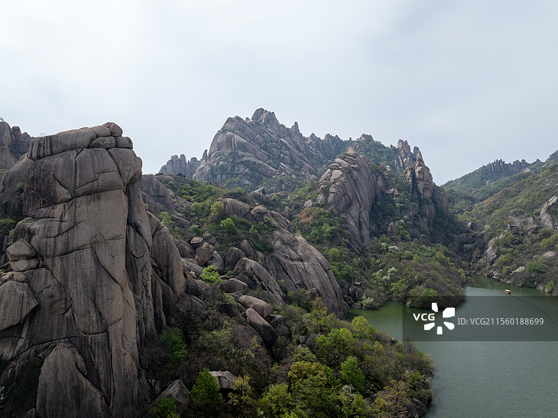 河南 驻马店 遂平县 嵖岈山 天磨湖 游船 花岗岩 巨石 风景区 青山绿水 春天图片素材