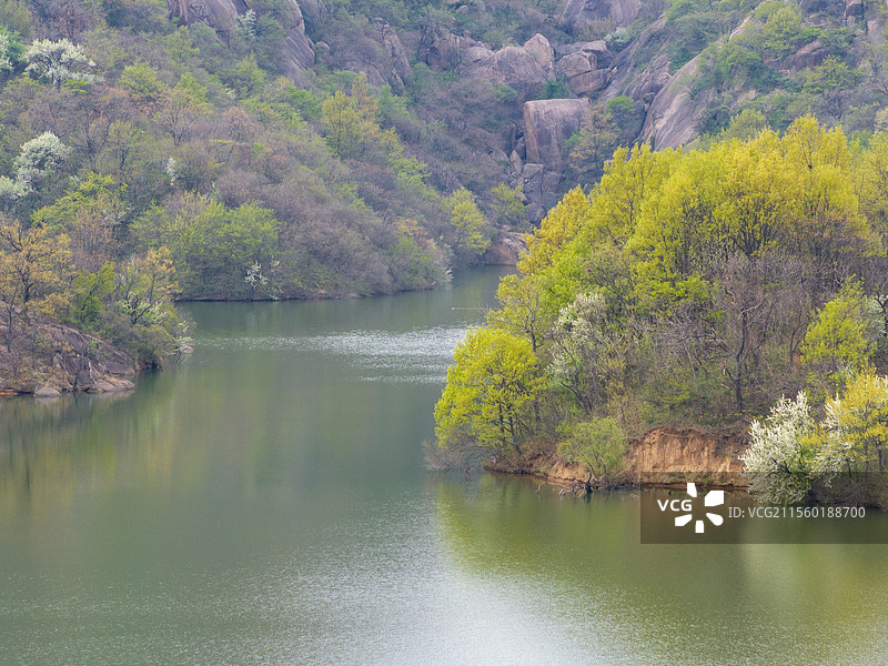 河南 驻马店 遂平县 嵖岈山 天磨湖 游船 花岗岩 巨石 风景区 青山绿水 春天图片素材