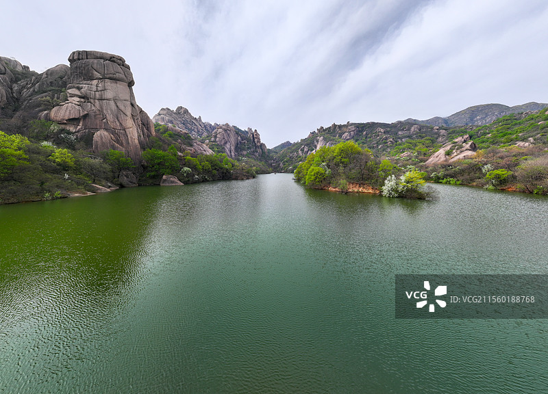 河南 驻马店 遂平县 嵖岈山 天磨湖 游船 花岗岩 巨石 风景区 青山绿水 春天图片素材