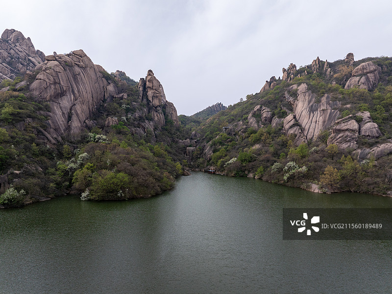 河南 驻马店 遂平县 嵖岈山 天磨湖 游船 花岗岩 巨石 风景区 青山绿水 春天图片素材