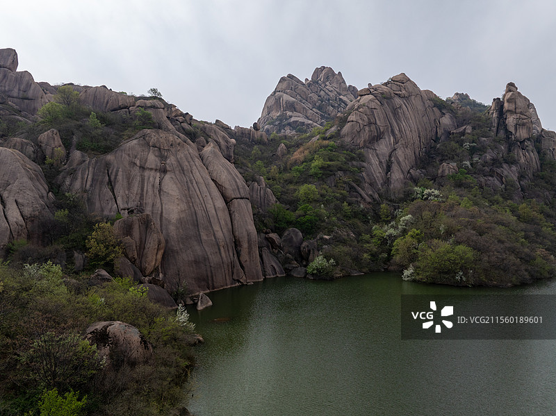 河南 驻马店 遂平县 嵖岈山 天磨湖 游船 花岗岩 巨石 风景区 青山绿水 春天图片素材