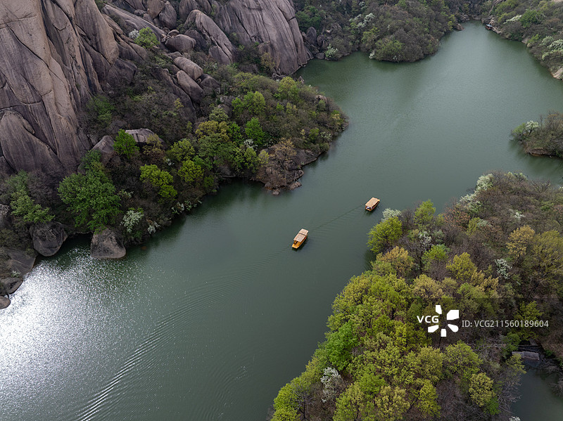 河南 驻马店 遂平县 嵖岈山 天磨湖 游船 花岗岩 巨石 风景区 青山绿水 春天图片素材