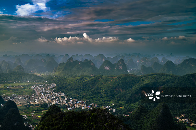 隐藏在山中的小镇（桂林如意峰）图片素材