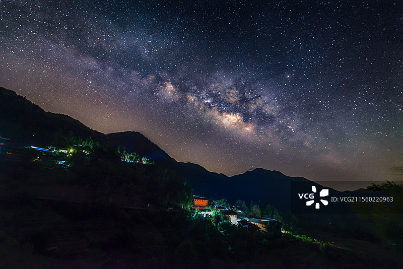 银河入梦—在漳州南靖田螺坑土楼群，连夜从厦门出发过去，去了两次终于拍到了银河与土楼同框的画面图片素材