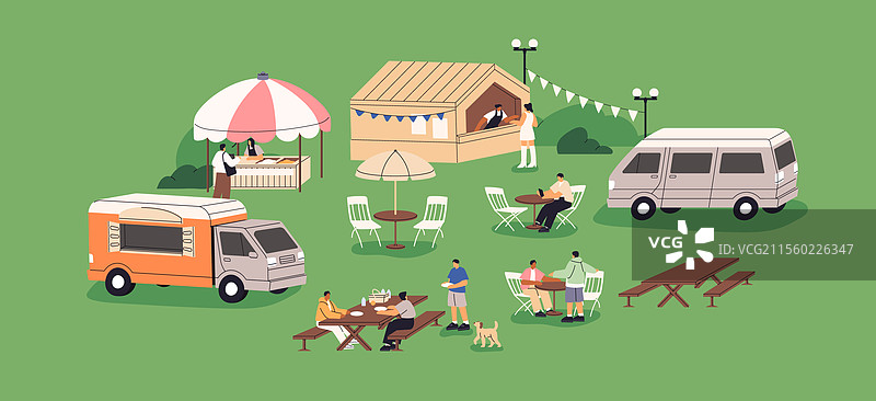 快乐的家庭在野餐桌旁用餐图片素材