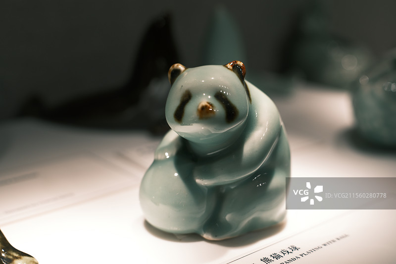 陶瓷做的熊猫戏球图片素材