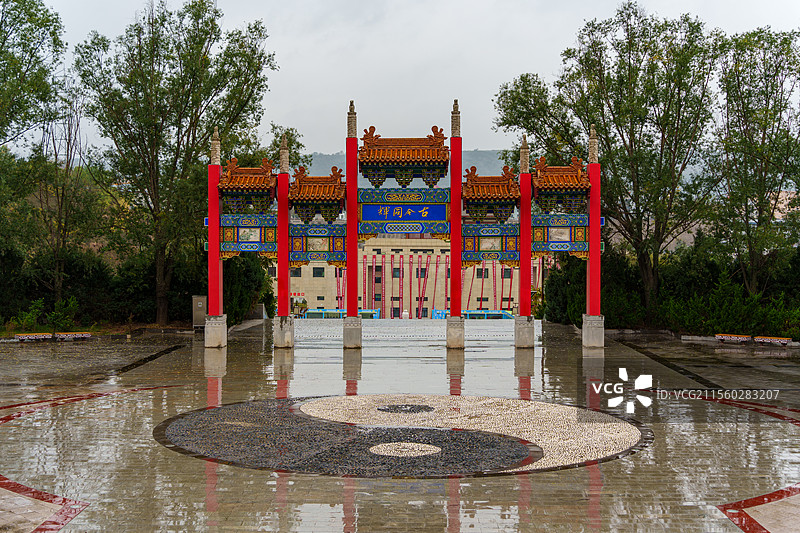 甘肃庆阳庆城县周祖陵景区大门口的牌坊和阴阳八卦像图片素材