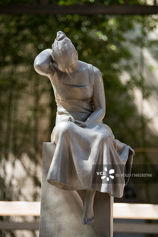 2025年春天里的中国美术馆，海棠花，雕塑图片素材