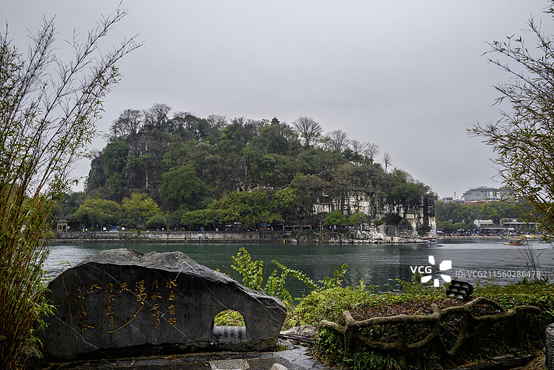 訾洲岛景区和隔江相望的象鼻山图片素材