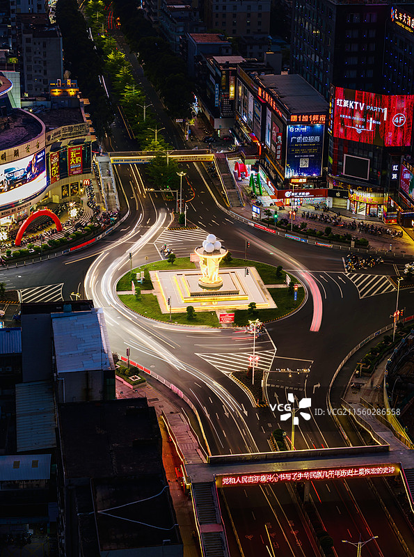 希望之泉（屹立在茂名土地上的《希望之泉》，用双手捧起希望之珠，承载着茂名人民对美好生活的向往）图片素材