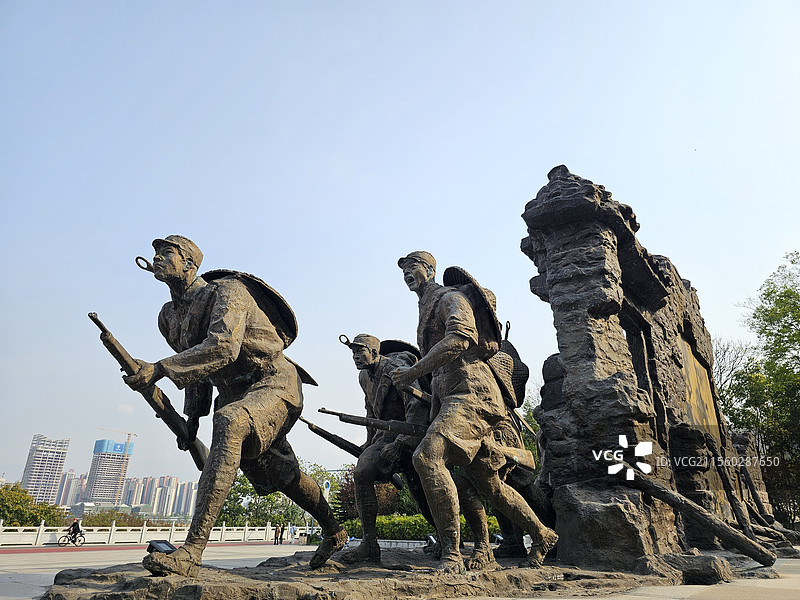 抗战到底：今天清明节，拍一组南充抗战到底的城市雕塑，缅怀革命先烈，不忘初心方得始终！图片素材