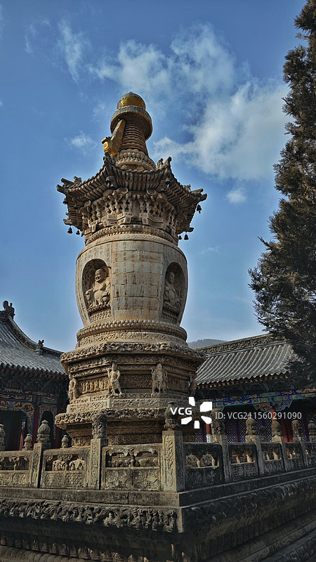 五台山龙泉寺影壁雕刻是五台山佛教的缩影图石牌坊属于镂空雕刻上面雕有近百条龙被誉为中华第一雕图片素材