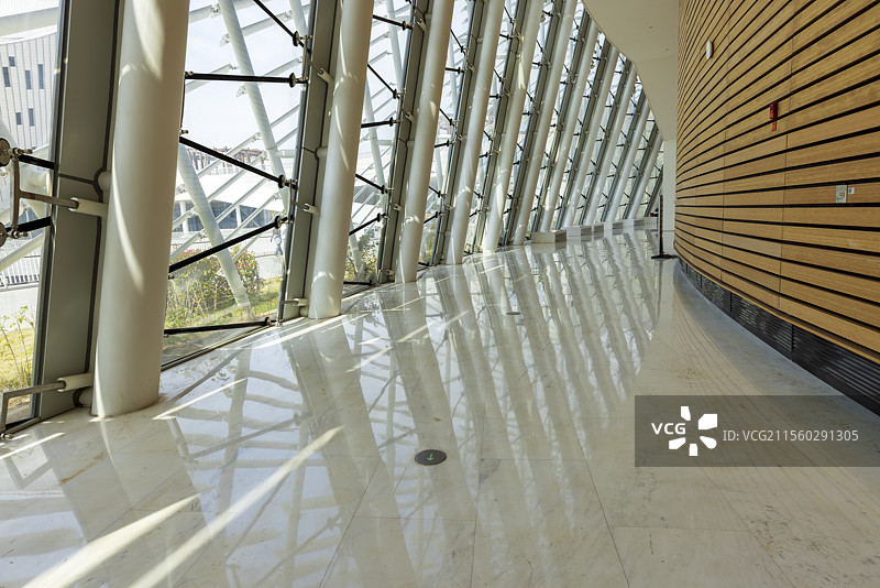明亮的艺术中心，干净的现代商务建筑图片素材