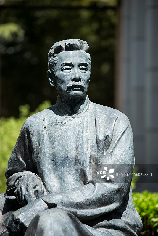 2025年春天里的中国美术馆，海棠花，雕塑图片素材