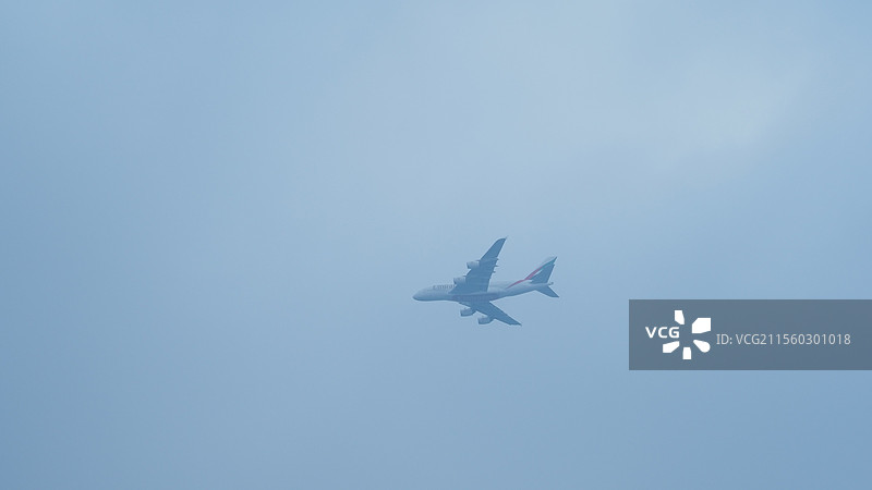 《朦胧天际，航机穿云》图片素材