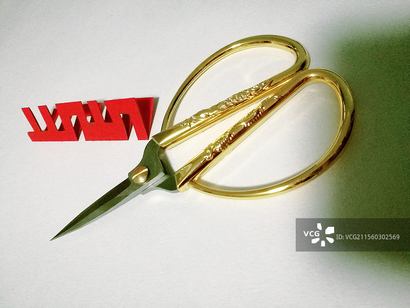 中国剪纸。剪刀。红纸。中国红喜字。红双喜。红囍字图片素材