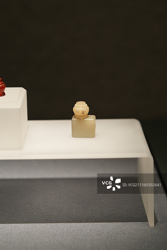 梁莊王白玉佛头图片素材