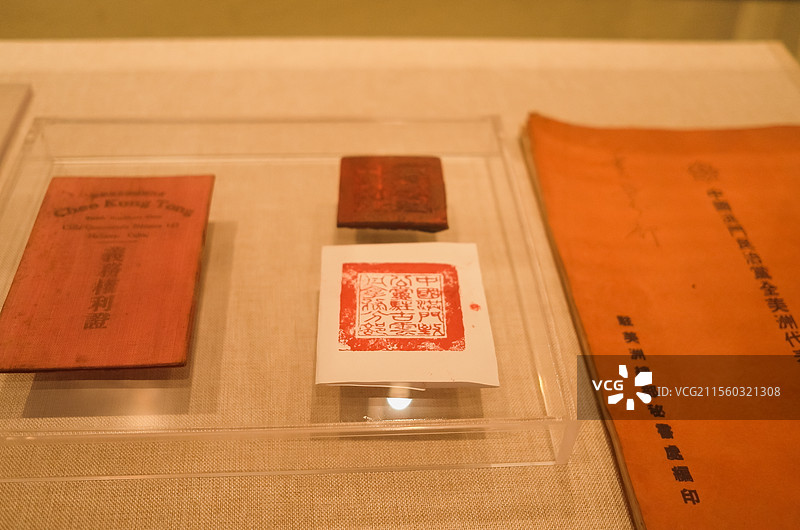 中国广东广州华侨博物馆历史老照片，老物件，各类勋章，海外华侨证照等历史古董展品。图片素材