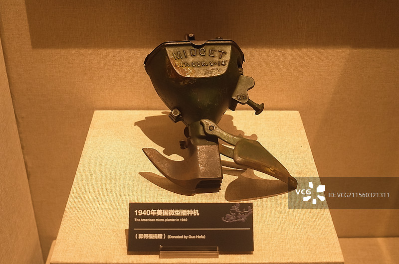 中国广东广州华侨博物馆历史老照片，老物件，各类勋章，海外华侨证照等历史古董展品。图片素材