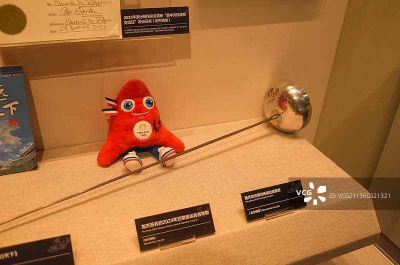 中国广东广州华侨博物馆历史老照片，老物件，各类勋章，海外华侨证照等历史古董展品。图片素材