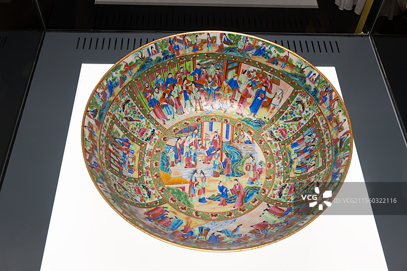 广彩波斯文铭问人物故事图大碗，瓷器，清·道光，广东省博物馆藏图片素材